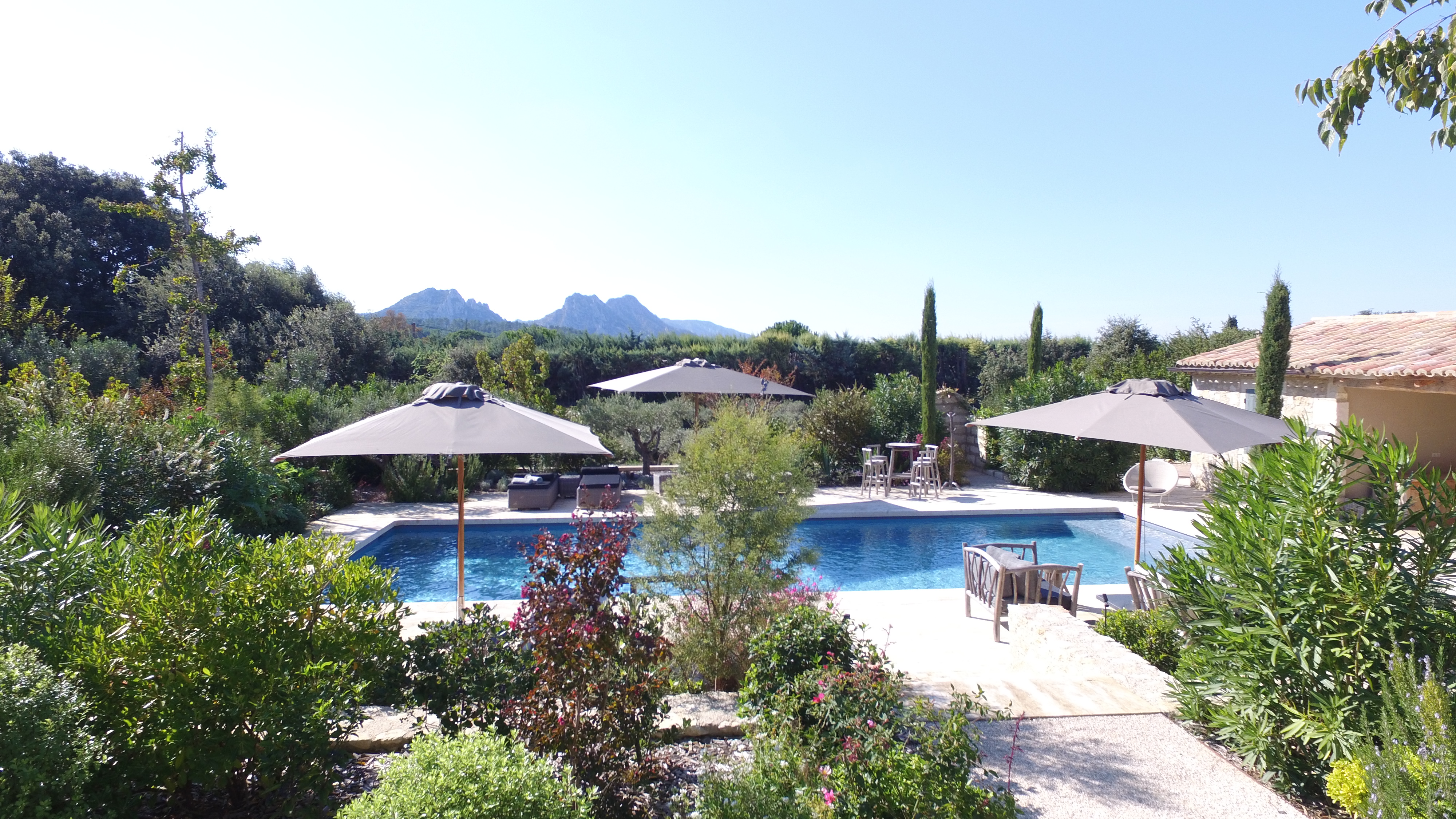 Le Mas du Roc — piscine et vue sur les Alpilles