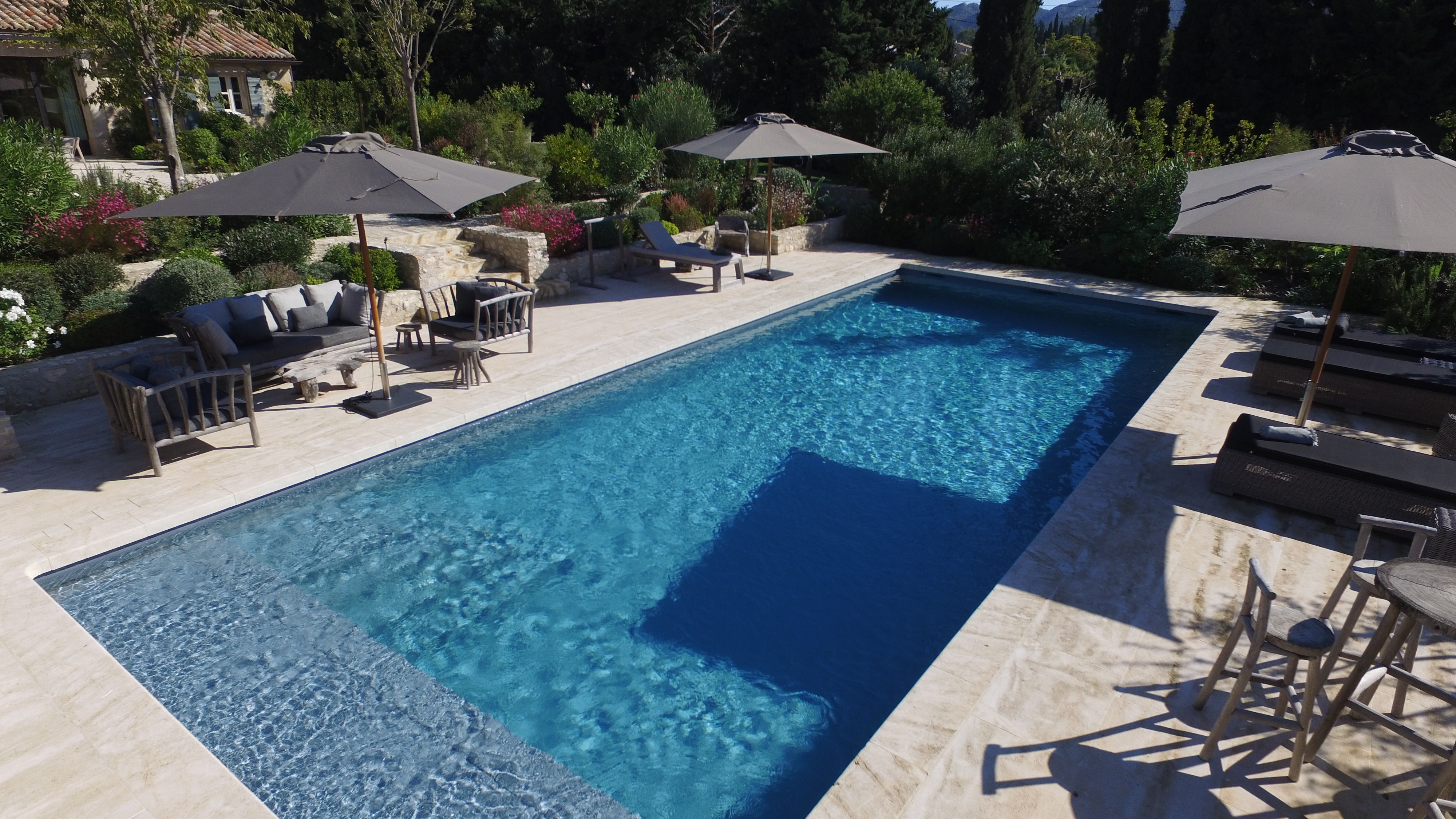 Le Mas du Roc — transats au bord de la piscine