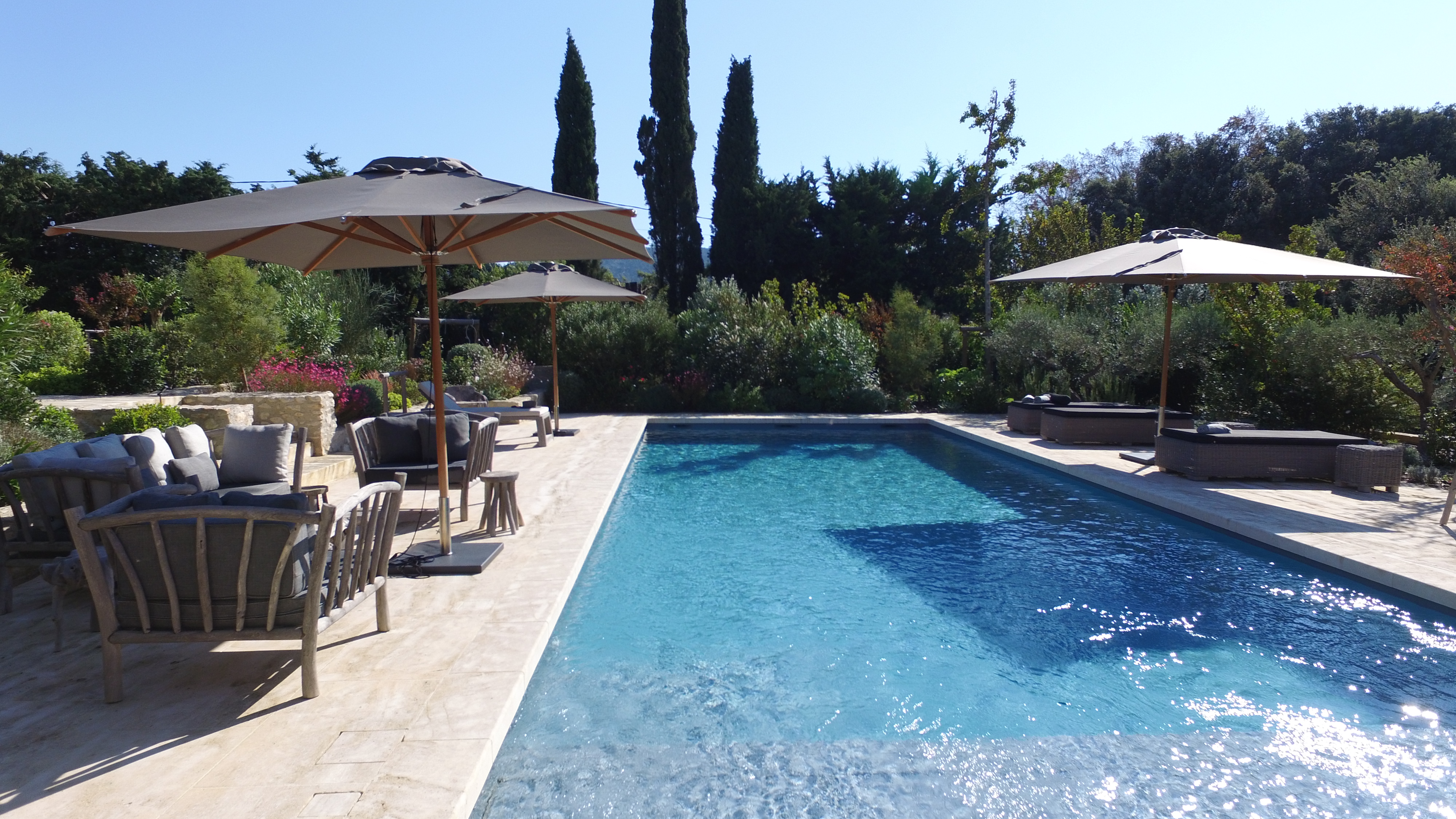 Le Mas du Roc — piscine et cyprès