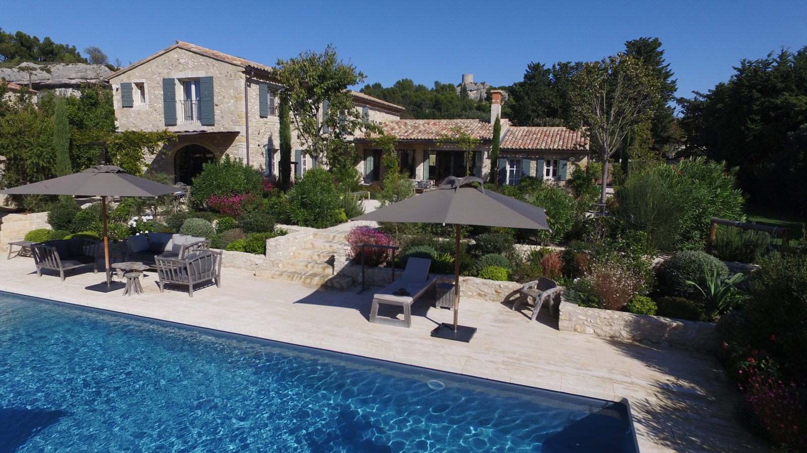 Mas du Roc — le mas et sa piscine vus du ciel