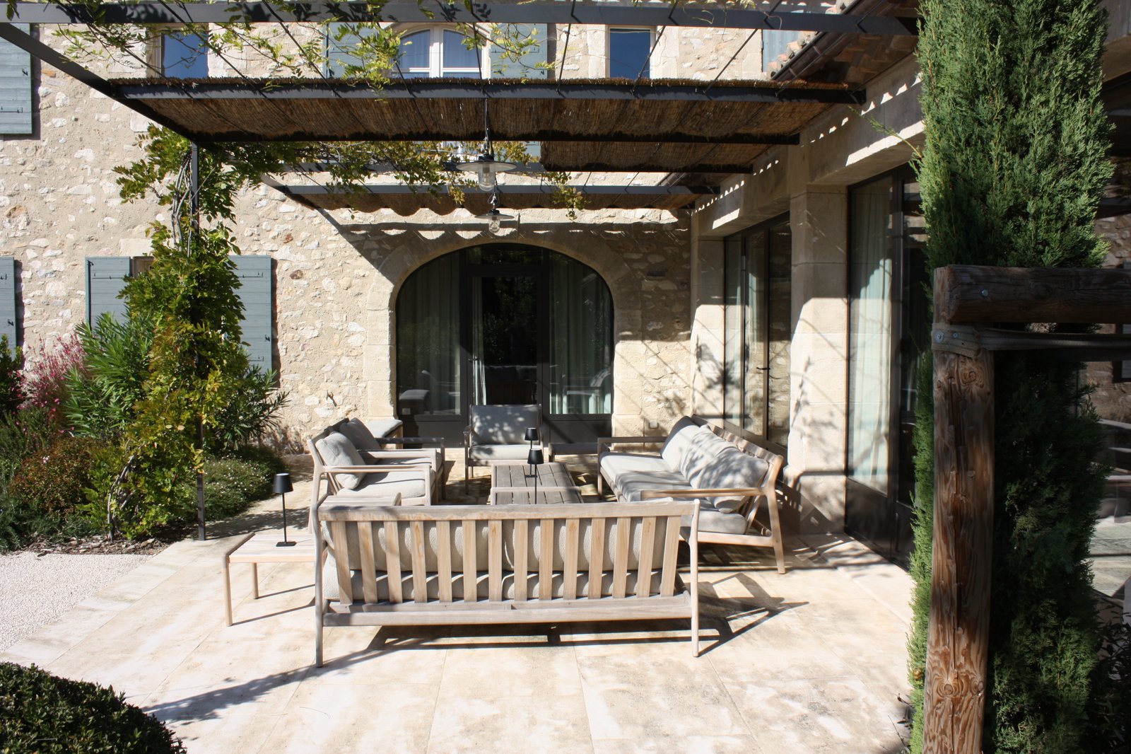 Mas du Roc — salon d'extérieur sous la pergola