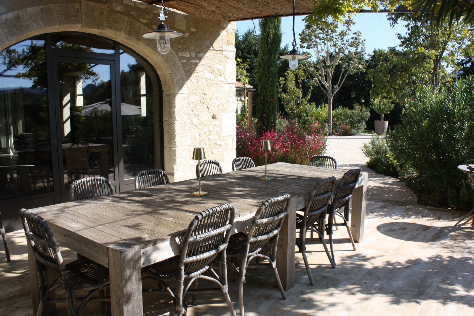 Mas du Roc — terrasse couverte et table