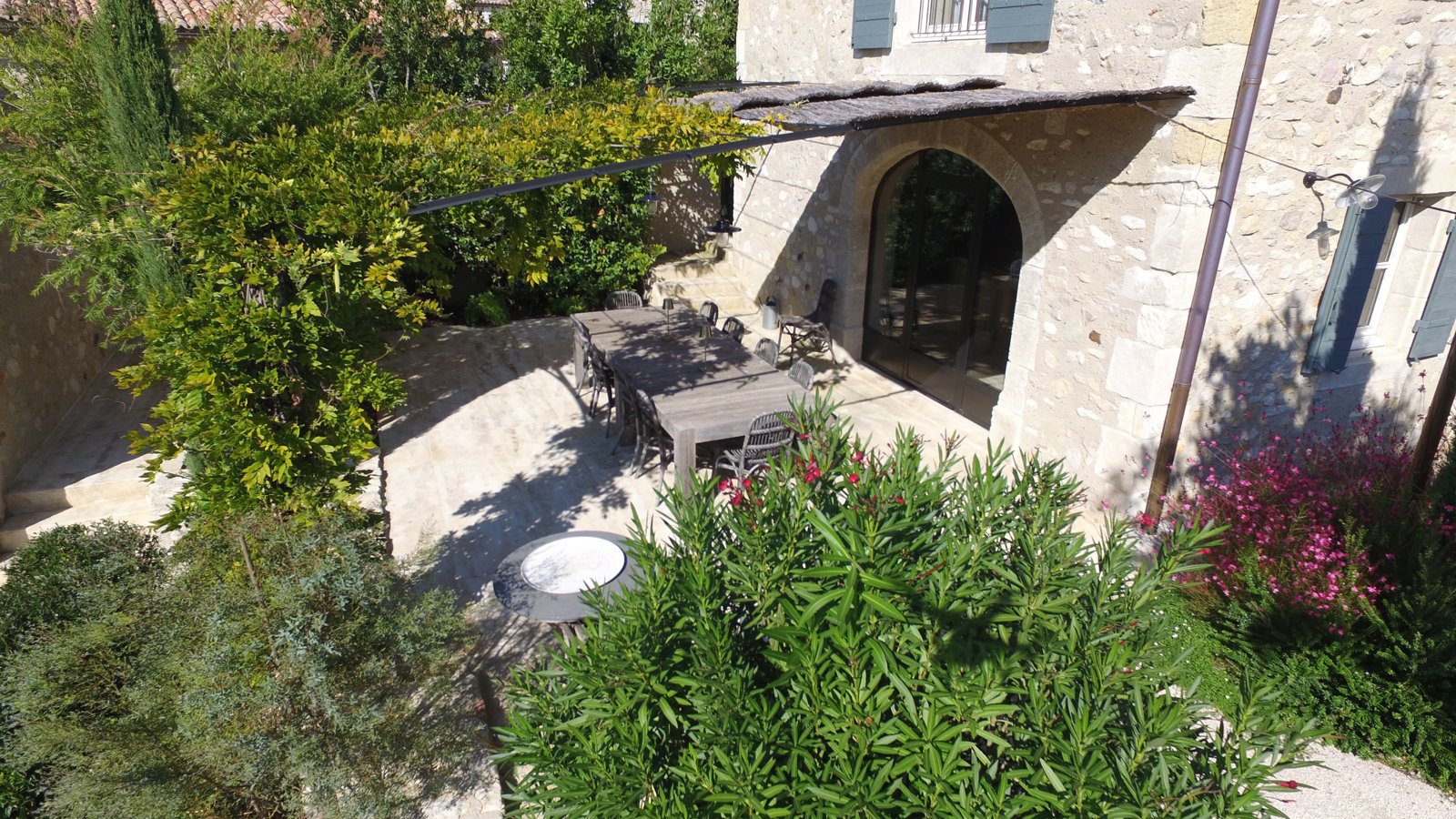 Mas du Roc — cour intérieure et arche