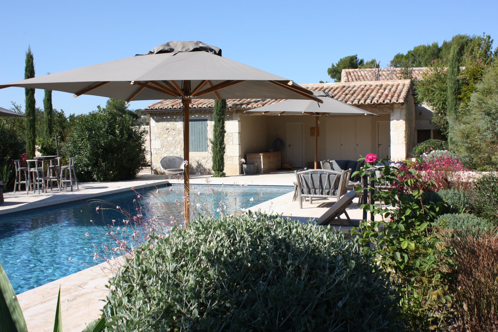 Mas du Roc — façade et piscine