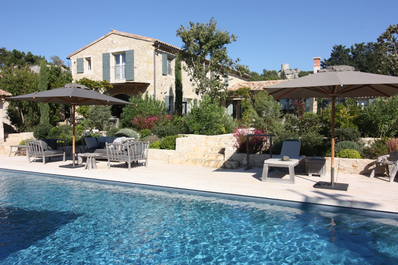 Mas du Roc — piscine et transats