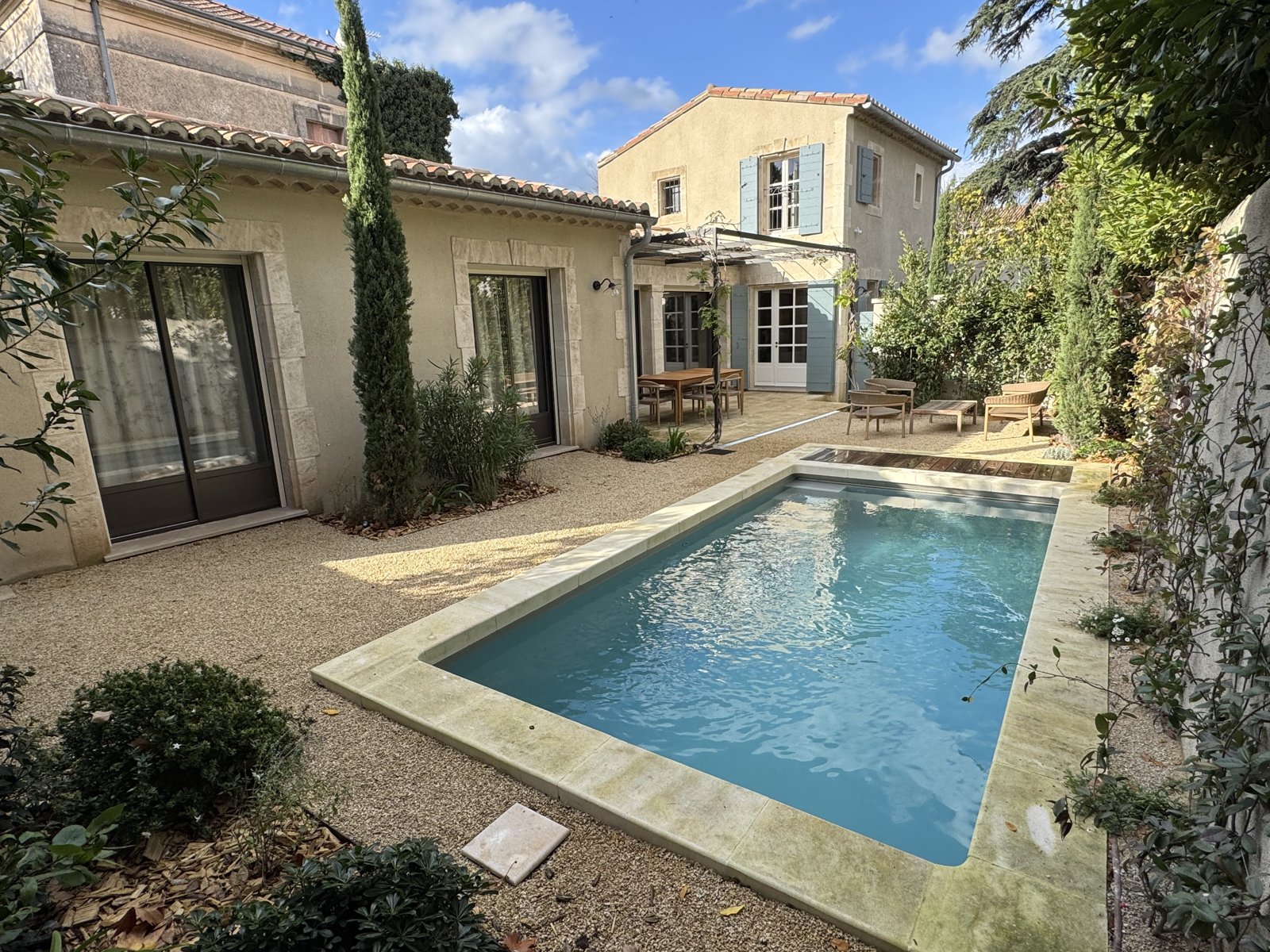 Mas Saint Gabriel — façade et piscine