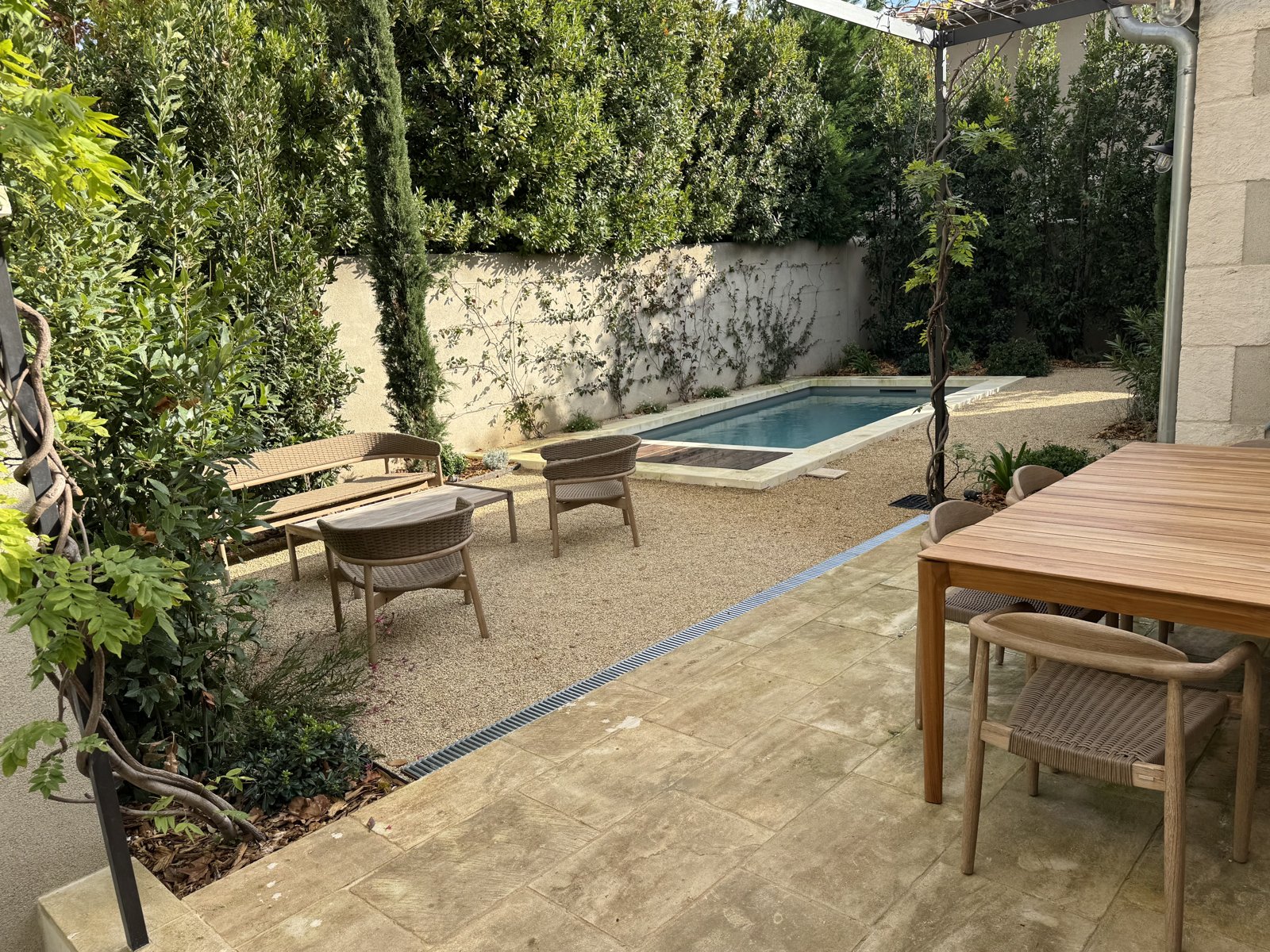 Mas Saint Gabriel — jardin, piscine et vue