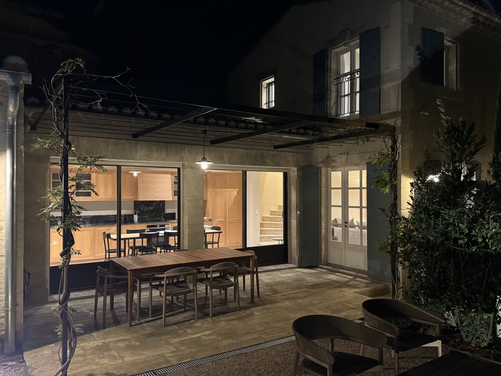 Mas Saint Gabriel — terrasse dînatoire en soirée