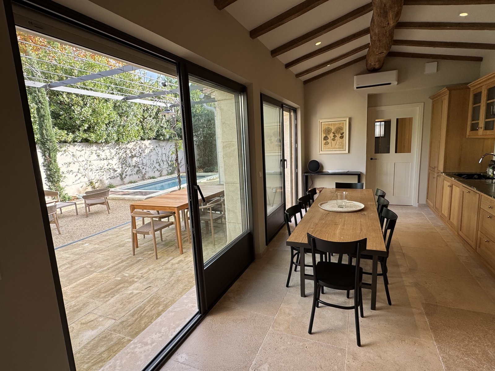 Mas Saint Gabriel — cuisine ouverte sur la terrasse