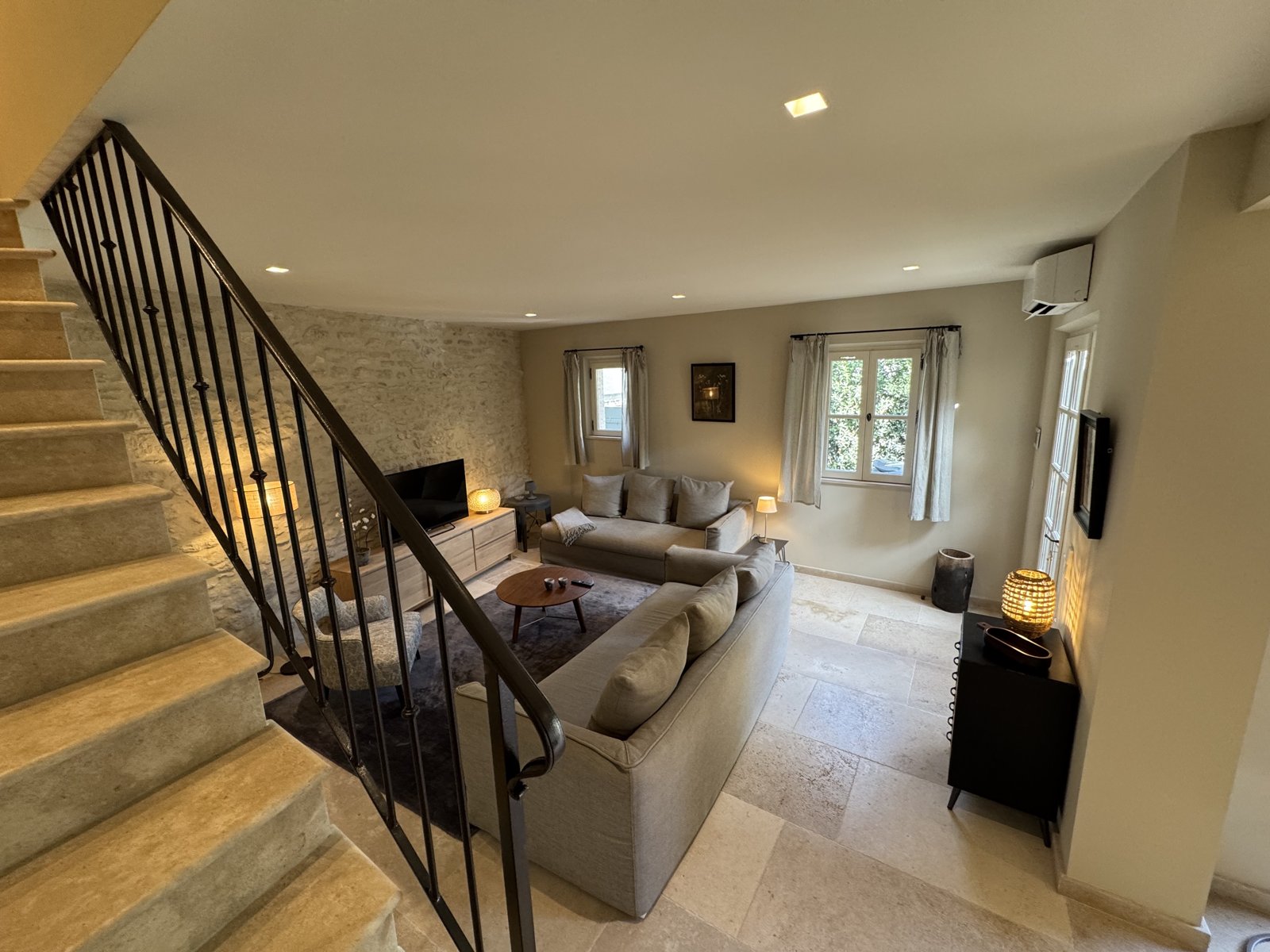 Mas Saint Gabriel — salon et escalier